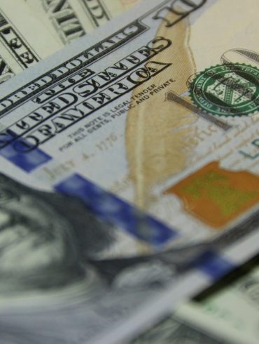 100 US dollar banknote